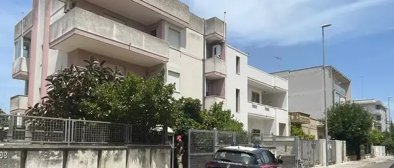 Femminicidio a Lecce, un 81enne spara e uccide la moglie\n