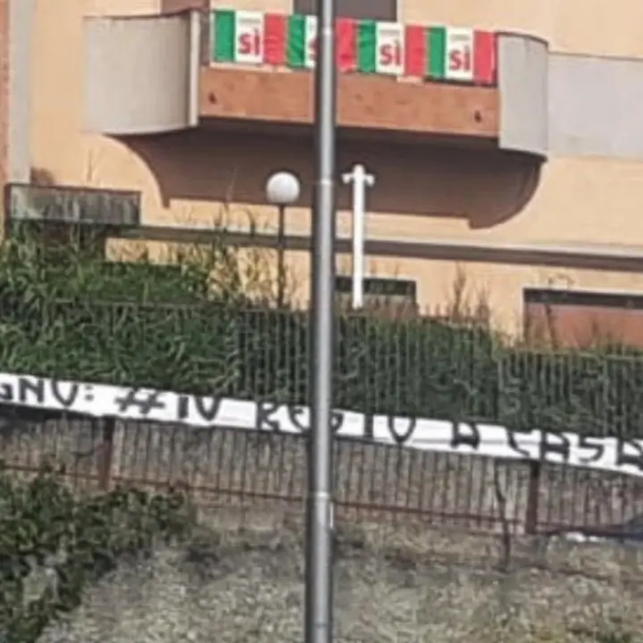 Striscione “8 e 9 giugno resto a casa” sotto la sede della Cgil Calabria, il sindacato: «Non ci intimoriscono»\n
