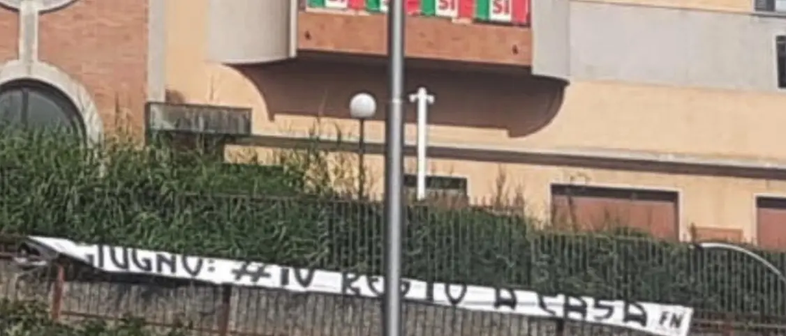 Striscione “8 e 9 giugno resto a casa” sotto la sede della Cgil Calabria, il sindacato: «Non ci intimoriscono»\n