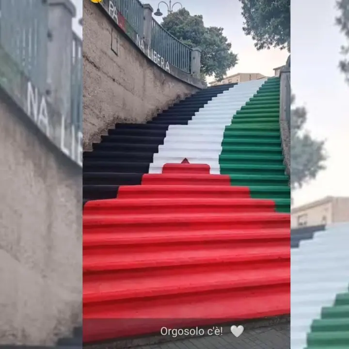 Le donne di Orgosolo e la scalinata sarda che si tinge dei colori della Palestina\n