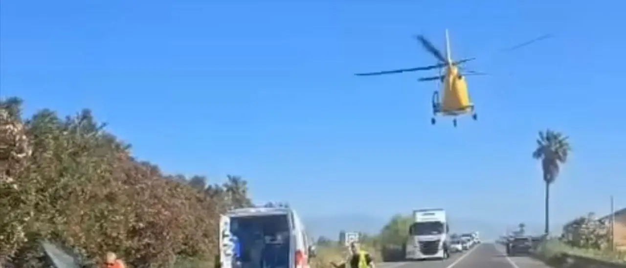 Scontro tra un furgone e una moto sulla Statale 106 a Corigliano Rossano: traffico bloccato\n