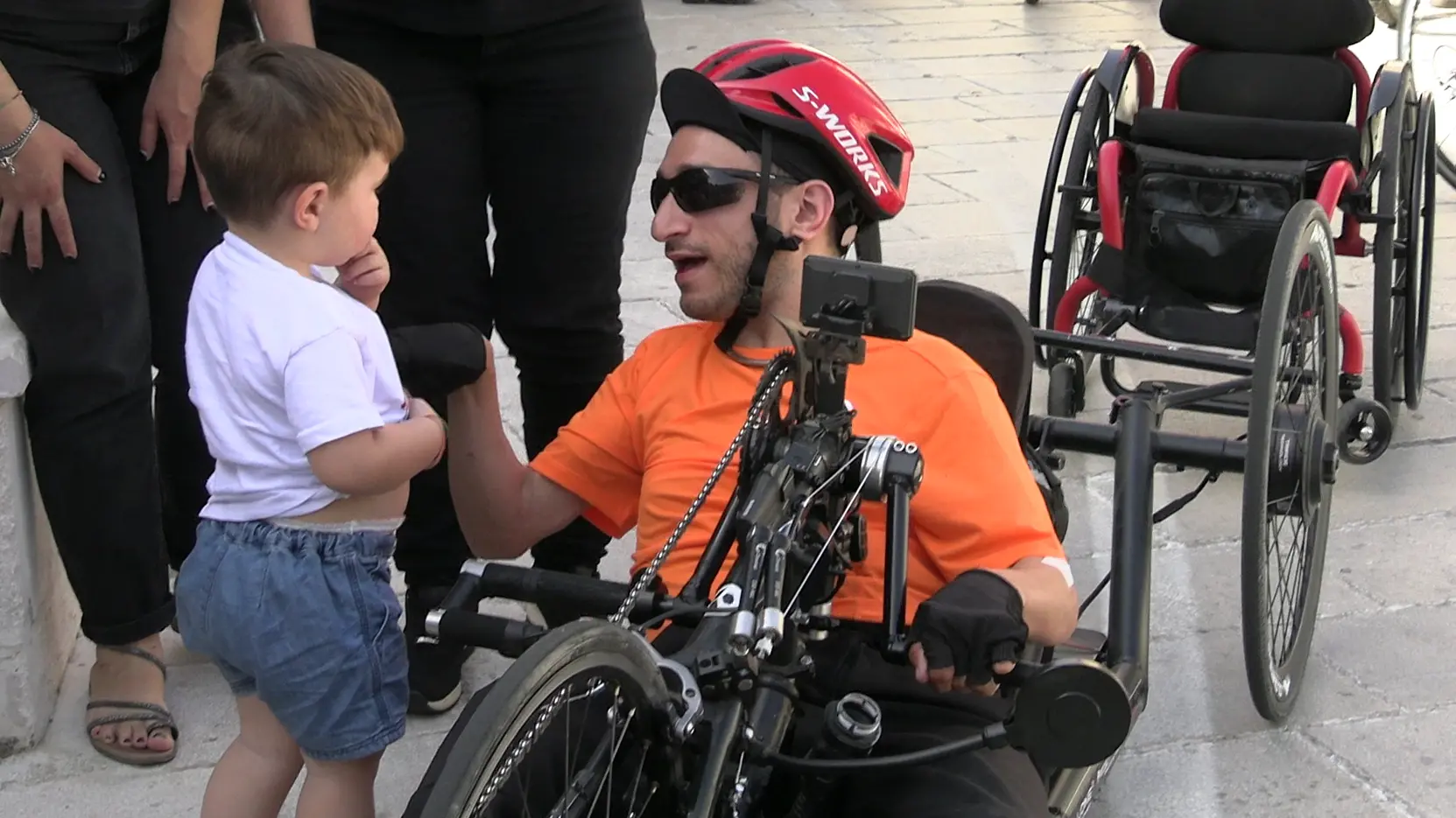 La Calabria in handbike, Salvatore Misasi fa tappa a Girifalco: «Il nostro entroterra è una scoperta»