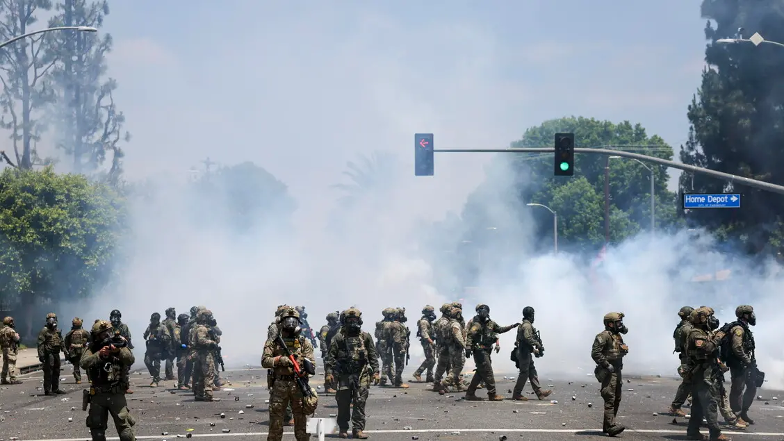 <p>Scene di guerriglia a Los Angeles (foto Ansa)</p>\\n