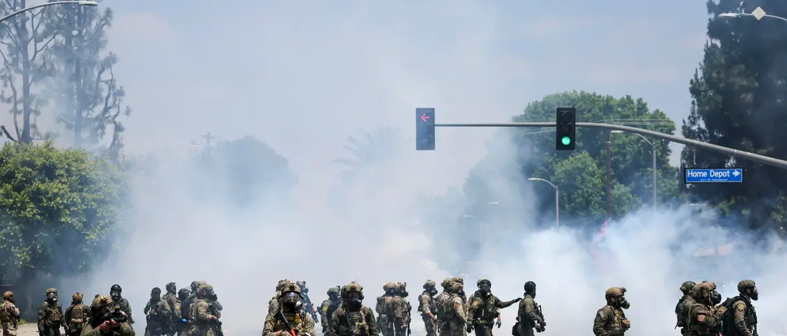 La battaglia di Los Angeles: auto in fiamme e scontri con la polizia, Trump ordina arresti indiscriminati