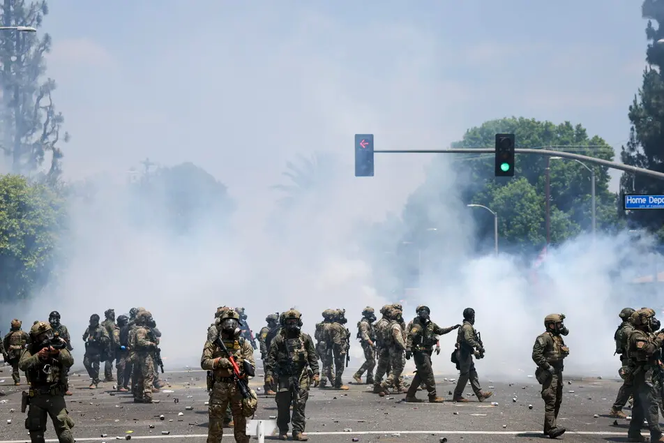 <p>Scene di guerriglia a Los Angeles (foto Ansa)</p>\\n