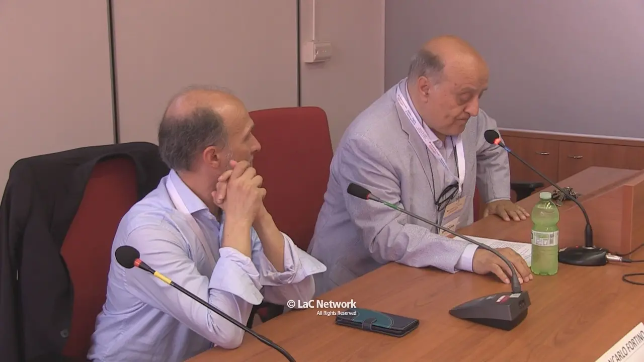 <p>I docenti Giuseppe Spadafora e Giancarlo Fortino durante i lavori della giornata inaugurale ospitato nell&#39;Aula Multimediale dell&#39;Unical</p>\\n