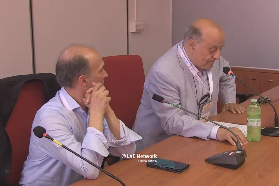 <p>I docenti Giuseppe Spadafora e Giancarlo Fortino durante i lavori della giornata inaugurale ospitato nell&#39;Aula Multimediale dell&#39;Unical</p>\\n