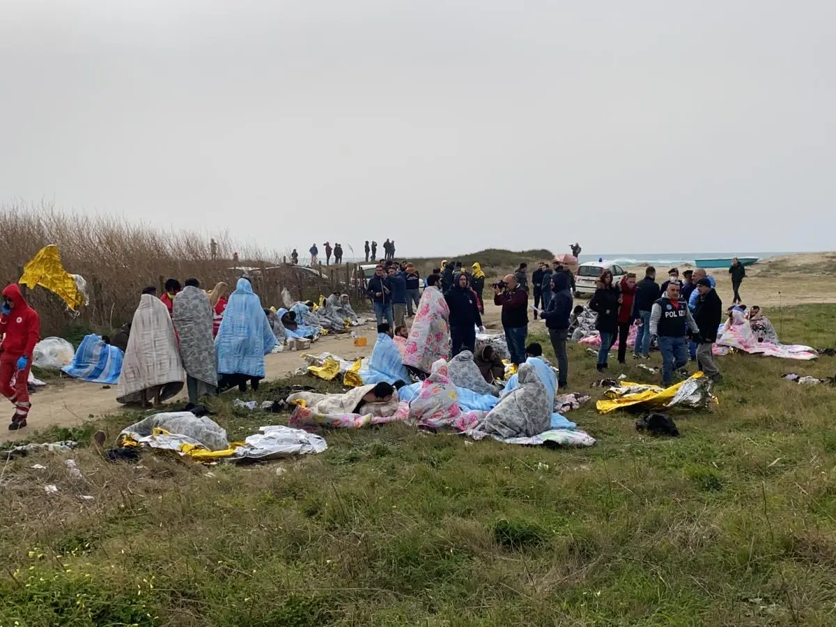 Naufragio di Cutro, il 21 luglio si decide sul rinvio a giudizio dei sei militari accusati dei ritardi nei soccorsi