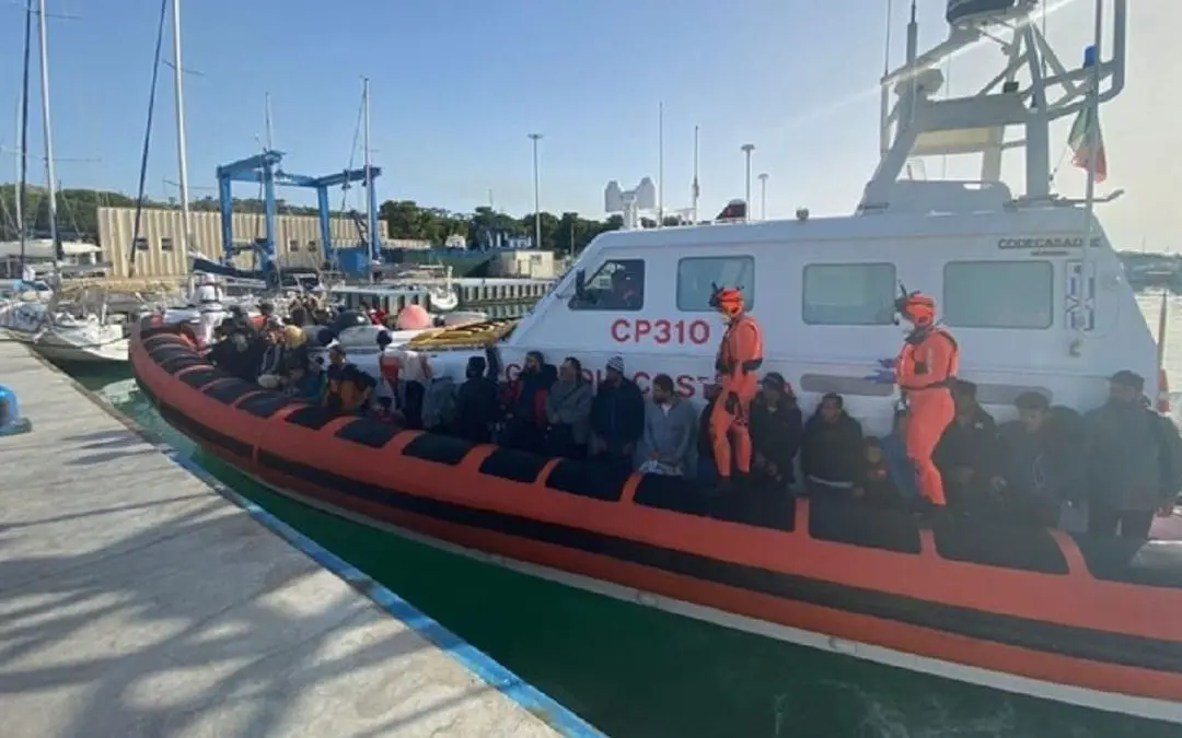 Terzo sbarco in due giorni a Roccella,\u00A0salvati in mare\u00A079 migranti tra cui diversi bambini