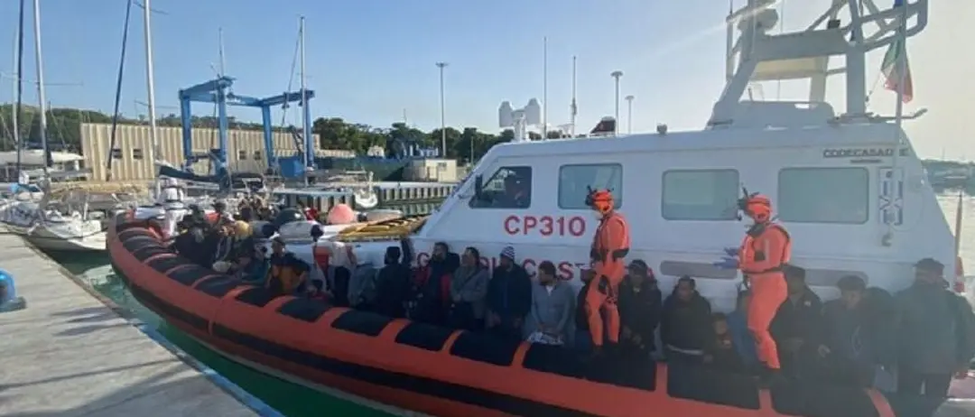 Terzo sbarco in due giorni a Roccella,\u00A0salvati in mare\u00A079 migranti tra cui diversi bambini
