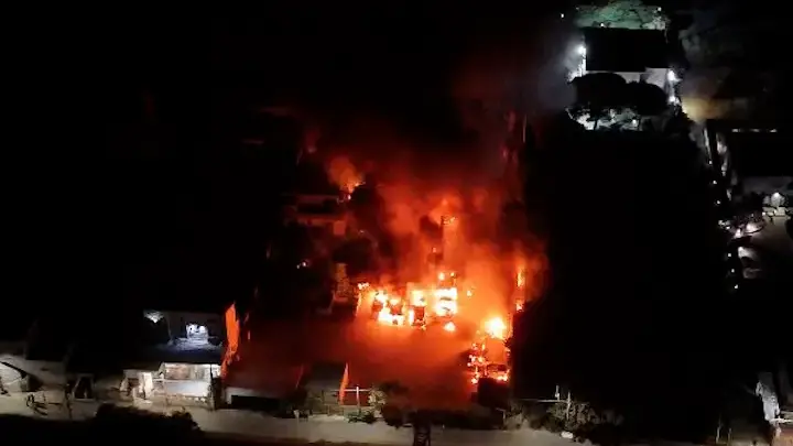 Cetraro, con l'incendio ai mezzi di Ecologia Oggi la criminalità dichiara guerra alle istituzioni