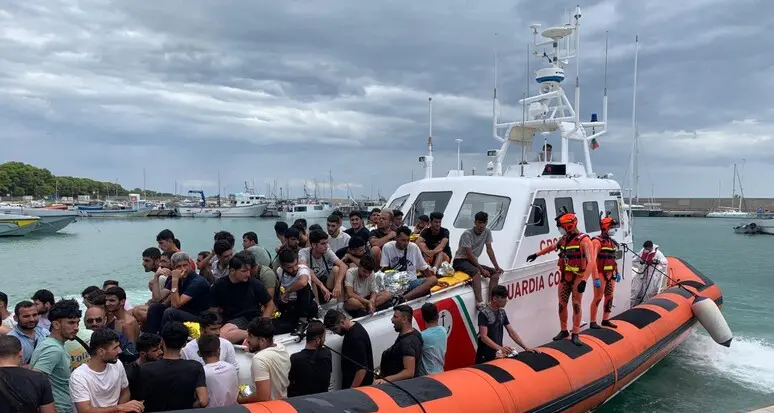 Migranti, cambia la rotta: dalla Libia a Roccella Jonica, nuova ondata di sbarchi nella Locride\n