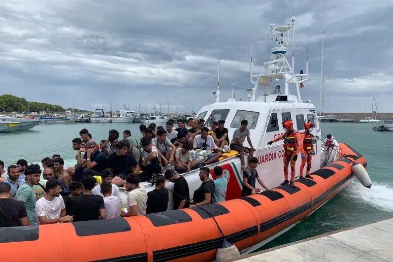 Migranti, cambia la rotta: dalla Libia a Roccella Jonica, nuova ondata di sbarchi nella Locride\n