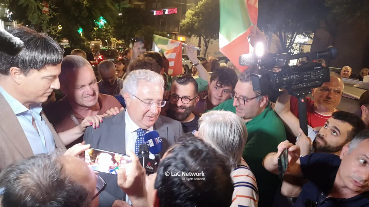 Ballottaggio a Lamezia Terme, Murone vince con il 54,73%: «Daremo alla città ciò che le abbiamo promesso»\u00A0– LIVE\n