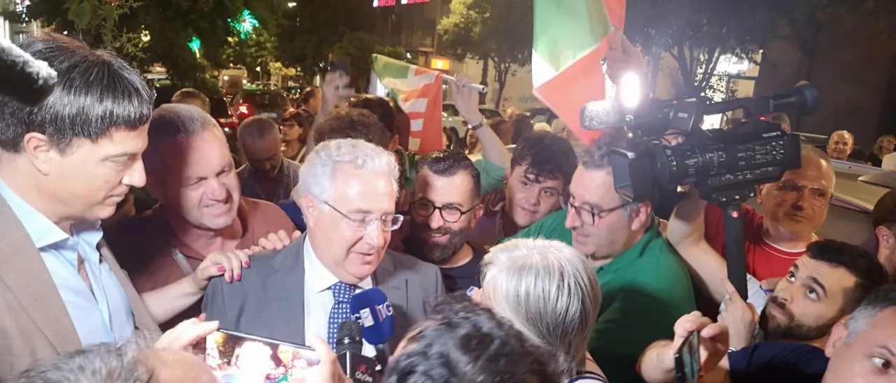 Ballottaggio a Lamezia Terme, Murone vince con il 54,73%: «Daremo alla città ciò che le abbiamo promesso»\u00A0– LIVE\n