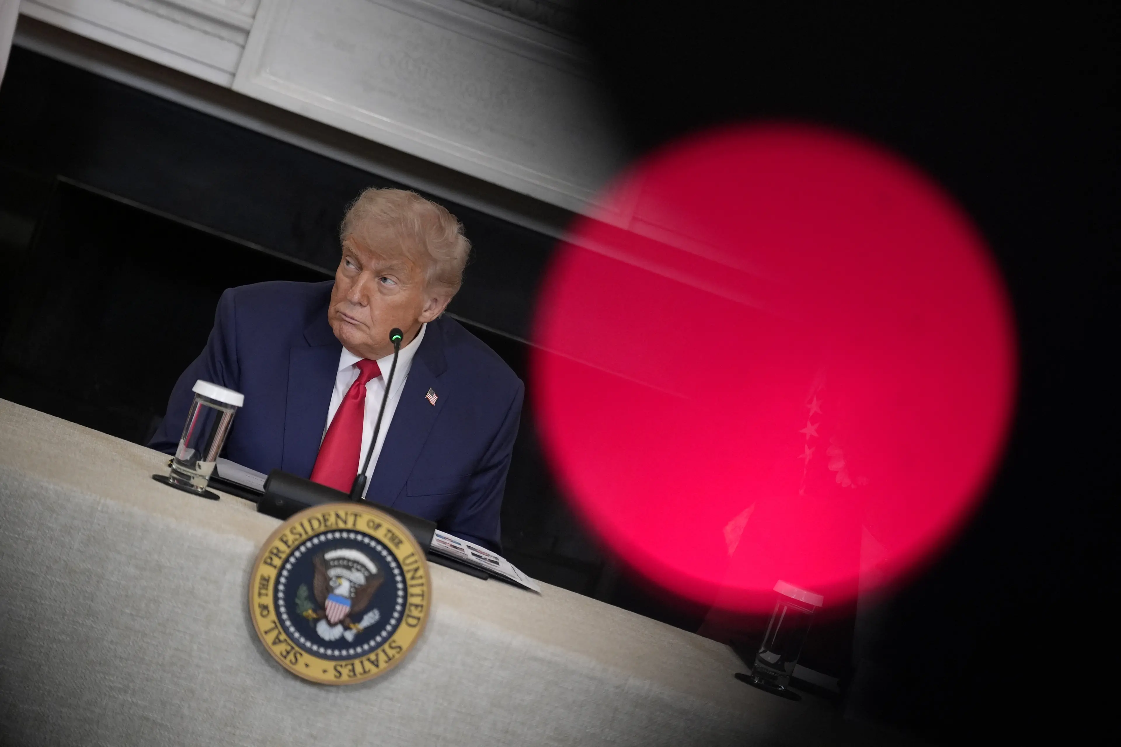 Quando il caos diventa politica, la strategia di Trump minaccia la democrazia: a rischio anche l’Europa\n