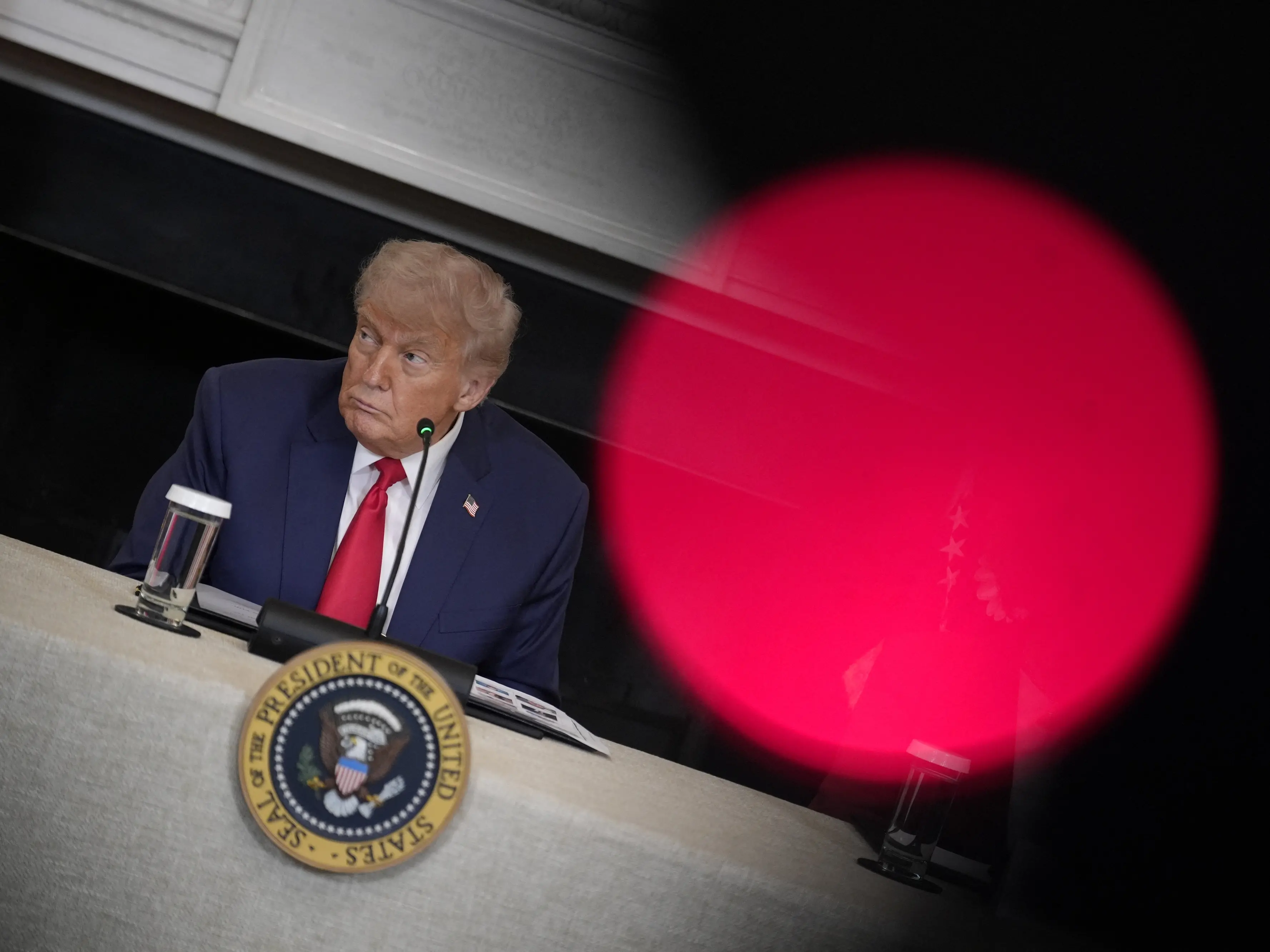 Quando il caos diventa politica, la strategia di Trump minaccia la democrazia: a rischio anche l’Europa