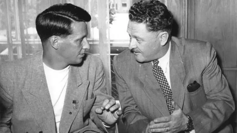 <p>Nazim Hikmet (a destra) con Stephan Hermlin</p>\\n