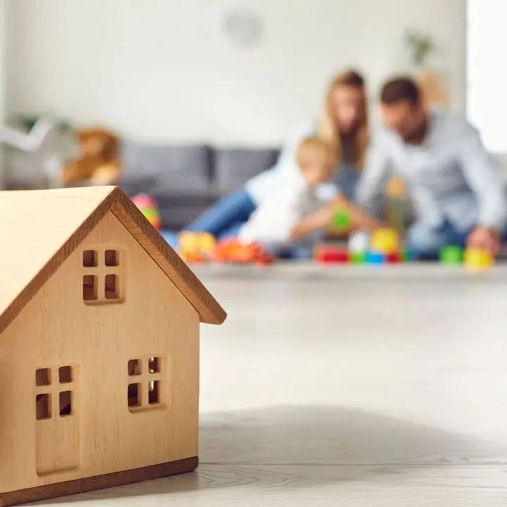 Denatalità, il vero ostacolo non sono (solo) i soldi: fa figli chi ha tempo, stabilità e una\u00A0rete familiare\n