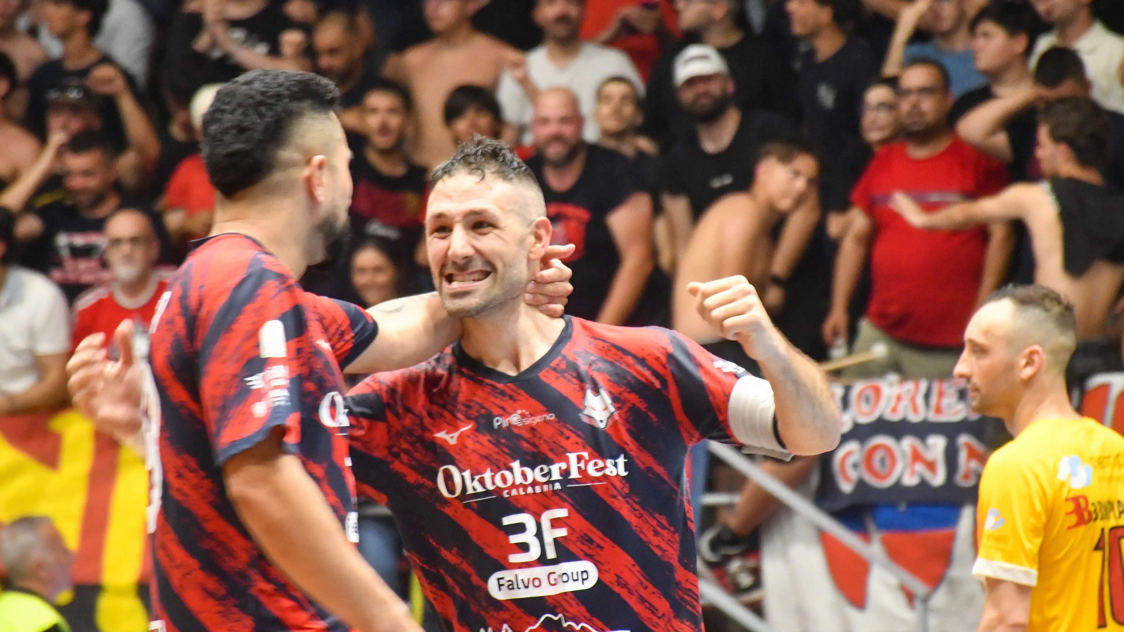 Paride Marchio celebrate during Pirossigeno Cosenza vs Vinumitaly Futsal Serie A match in Cosenza PalaCosentia, Italy, June 10, 2025 Cosenza Italy