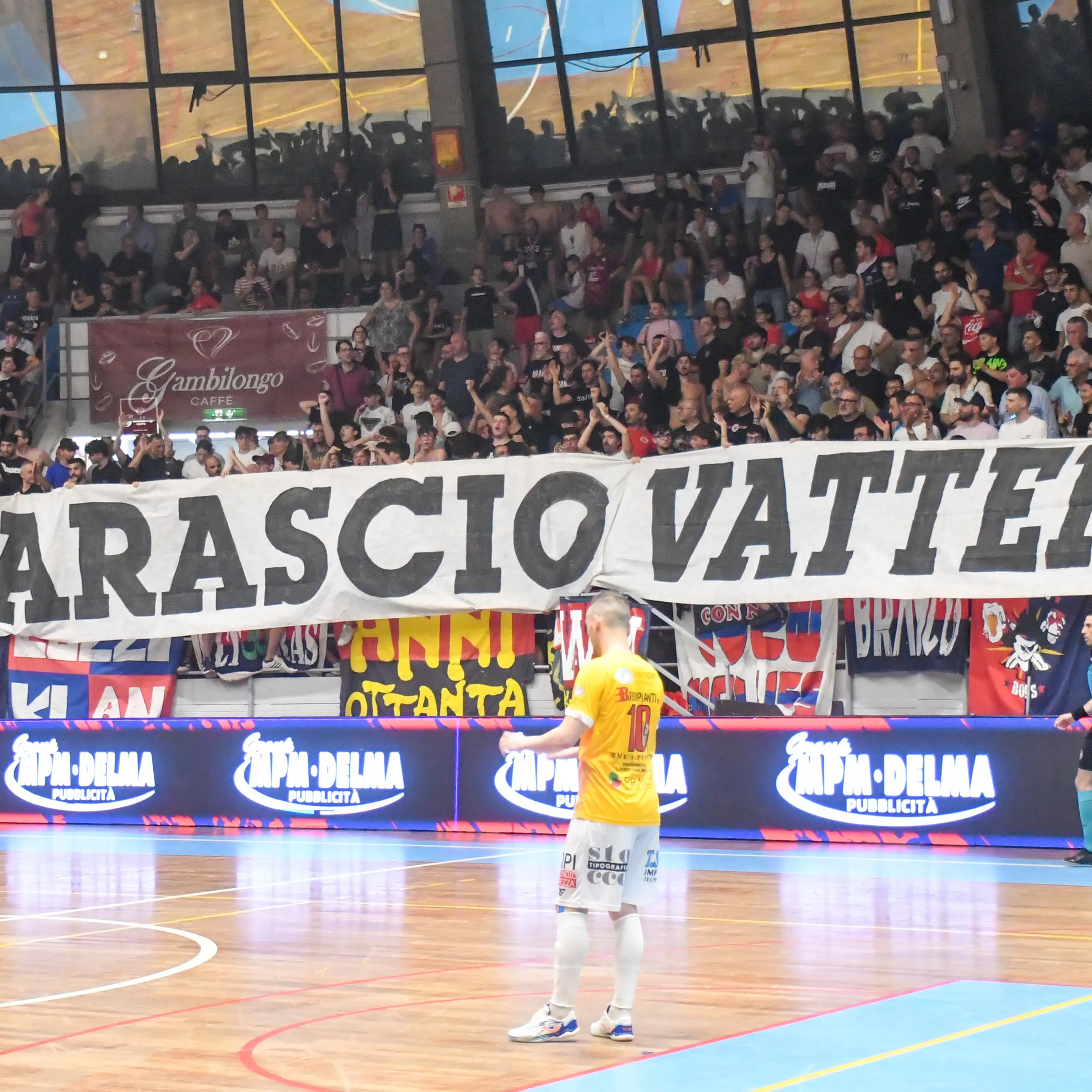 “Guarascio Vattene”, la contestazione al presidente del Cosenza fa tappa anche… nel calcio a 5\n