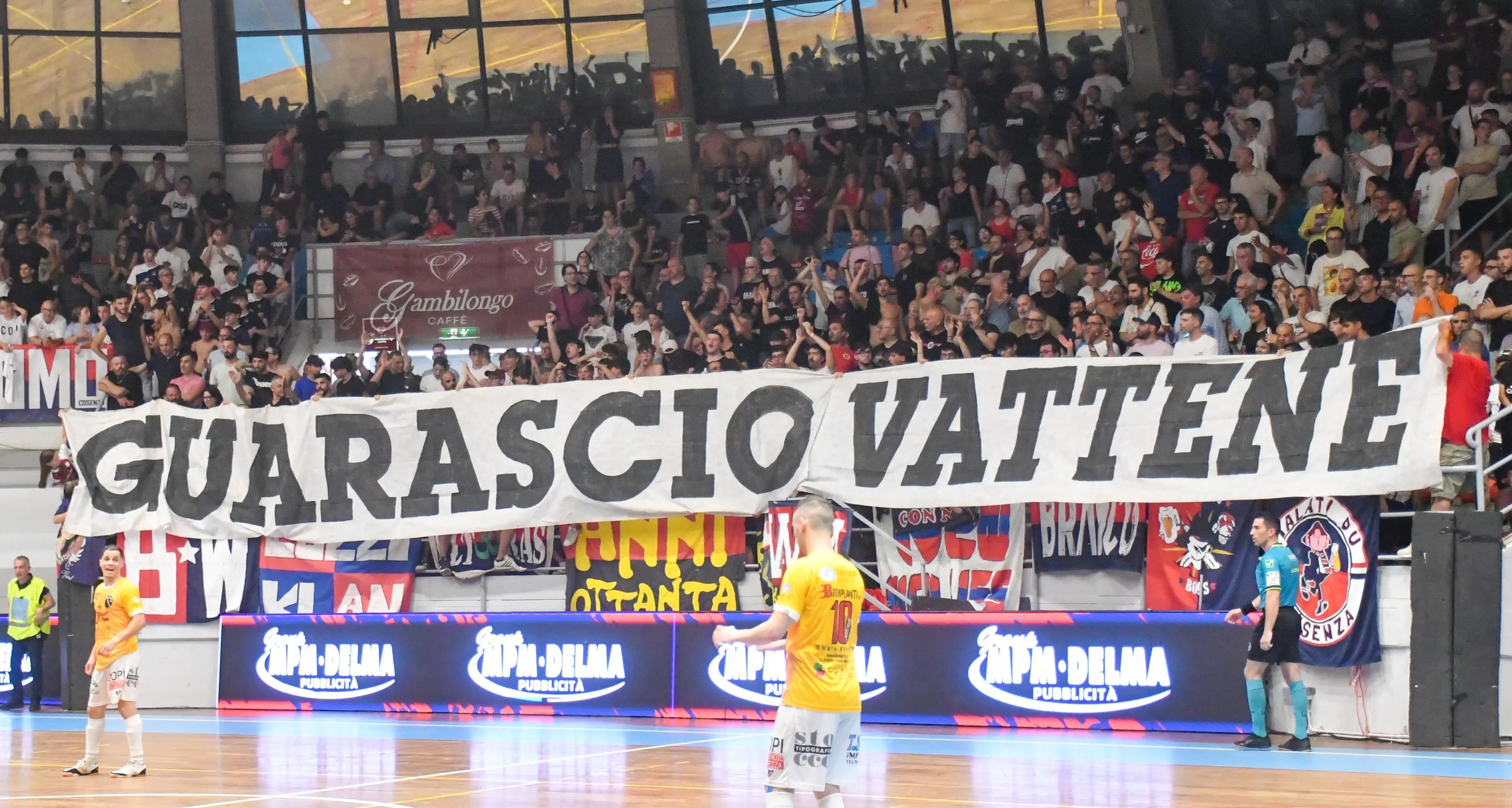 “Guarascio Vattene”, la contestazione al presidente del Cosenza fa tappa anche… nel calcio a 5\n