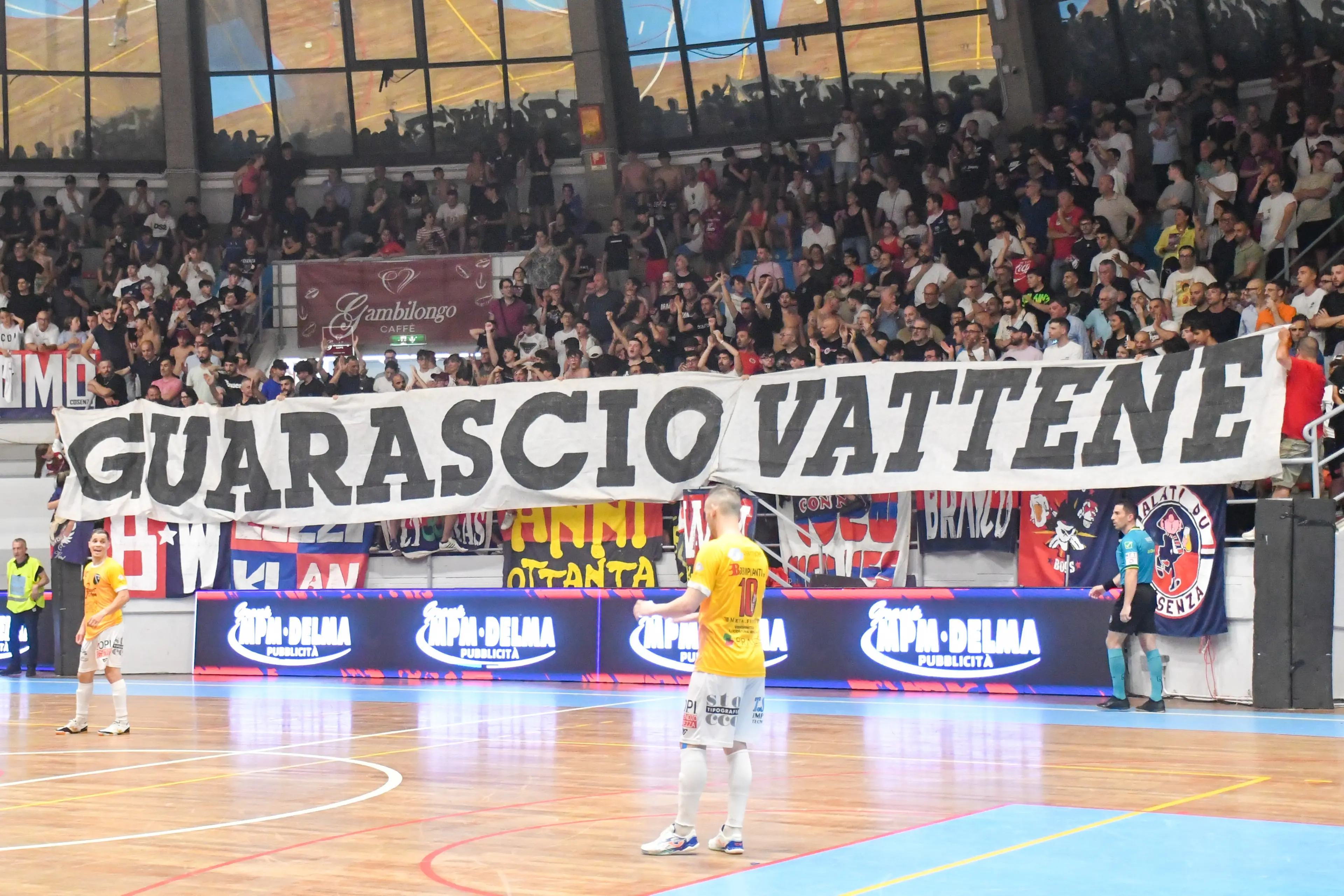 “Guarascio Vattene”, la contestazione al presidente del Cosenza fa tappa anche… nel calcio a 5\n