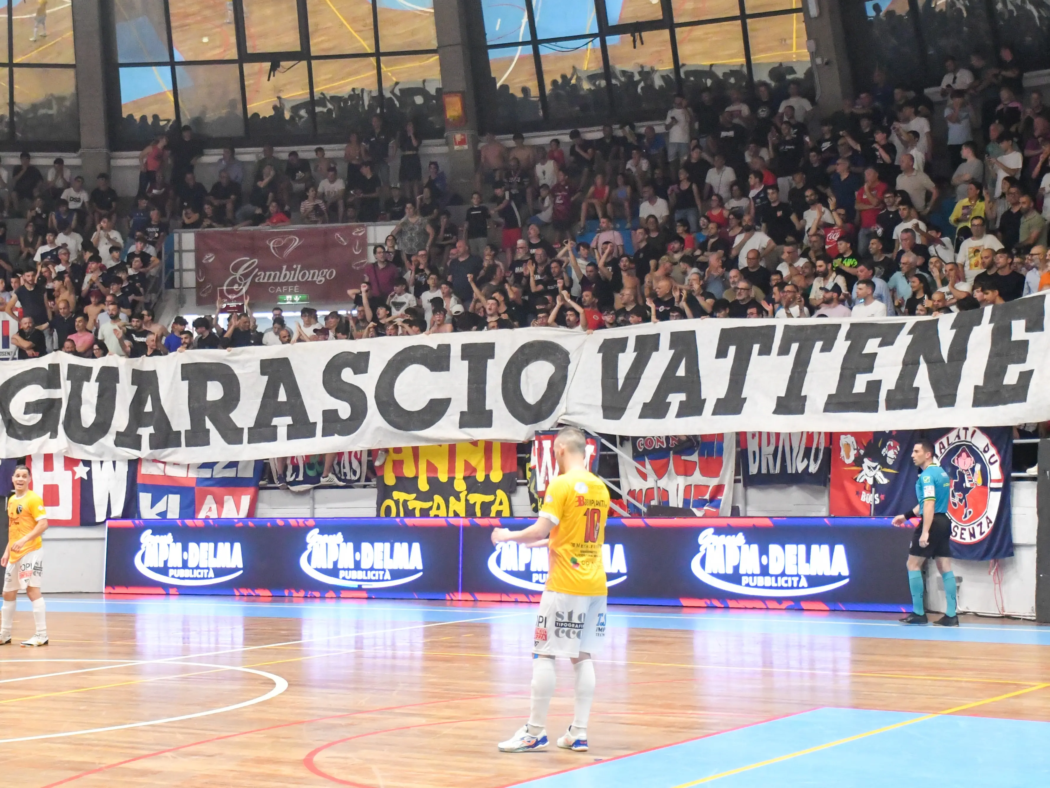 “Guarascio Vattene”, la contestazione al presidente del Cosenza fa tappa anche… nel calcio a 5
