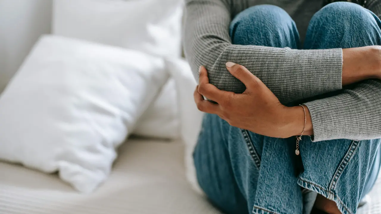“Noi adulti abbiamo fallito”, il futuro negato dei giovani:\u00A0iperconnessi ma sottopagati e precari\n