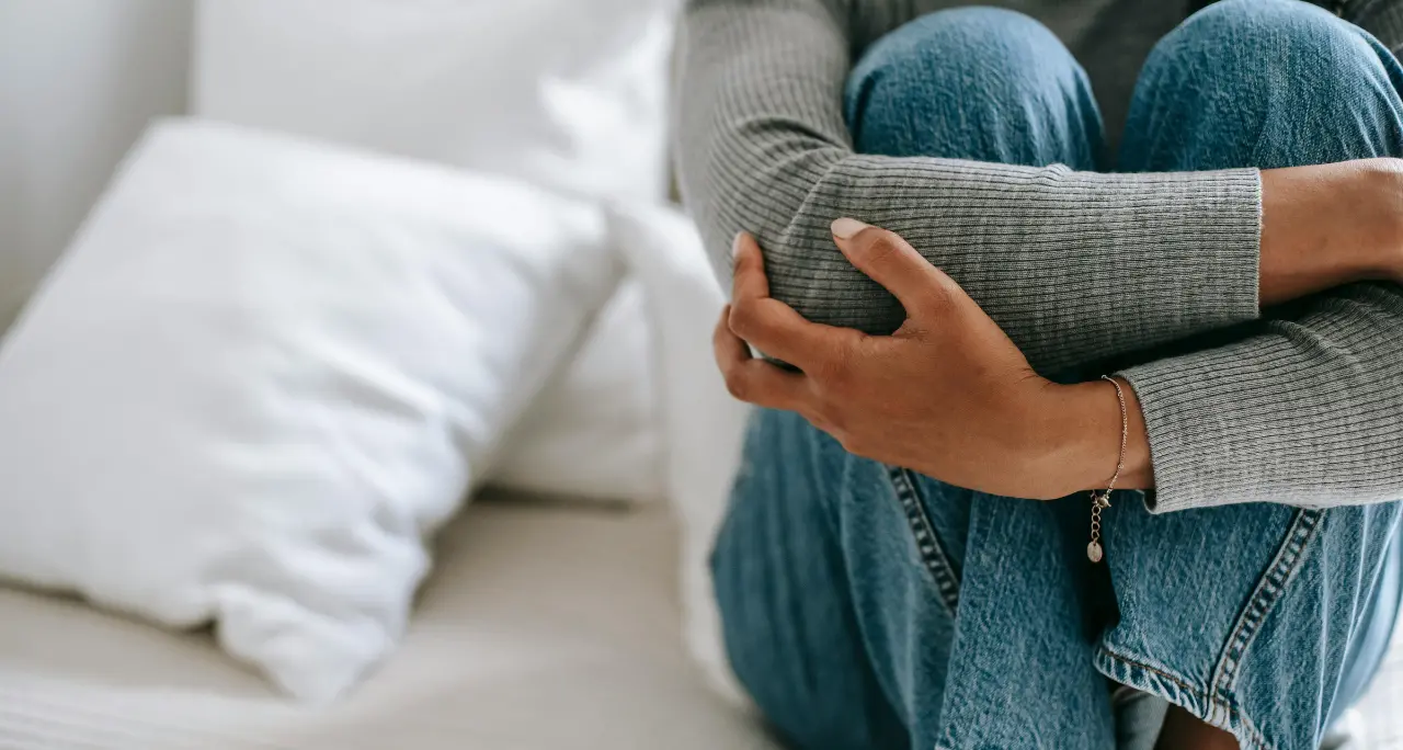 “Noi adulti abbiamo fallito”, il futuro negato dei giovani:\u00A0iperconnessi ma sottopagati e precari\n
