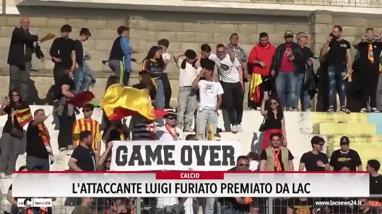L'attaccante Luigi Furiato premiato da LaC.mp4