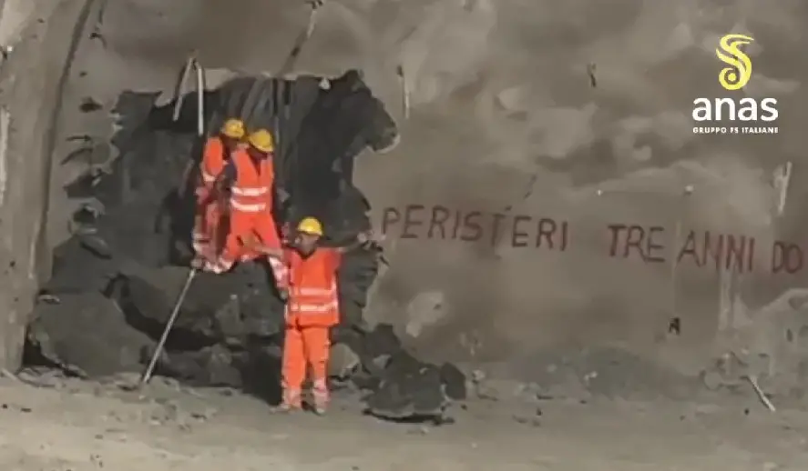 Lavori sulla Statale106 , abbattuto l'ultimo diaframma della galleria Peristeri a Palizzi