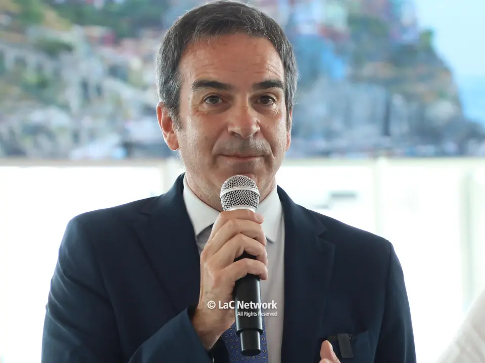 Il centrodestra calabrese (e non solo) si stringe attorno a Occhiuto indagato per corruzione: «L’onestà è nel suo Dna»