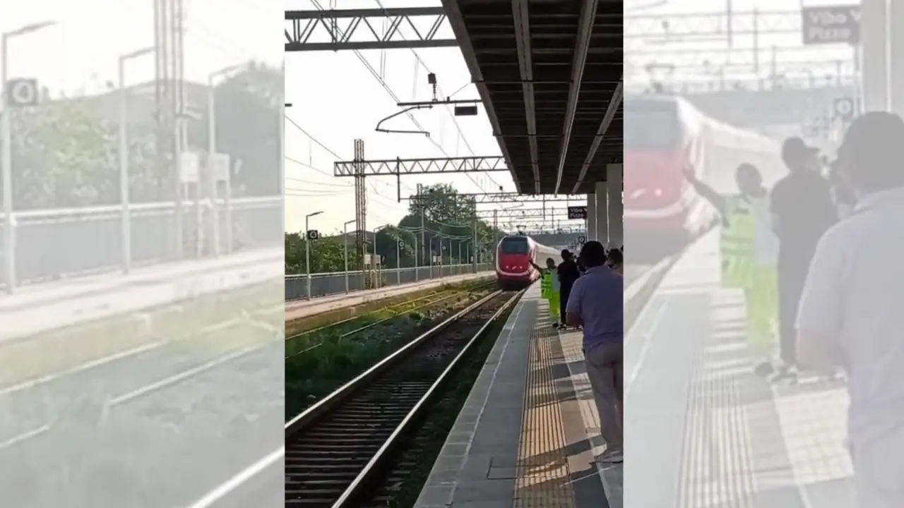 Il Frecciarossa da Reggio salta la stazione di Vibo-Pizzo e poi fa marcia indietro