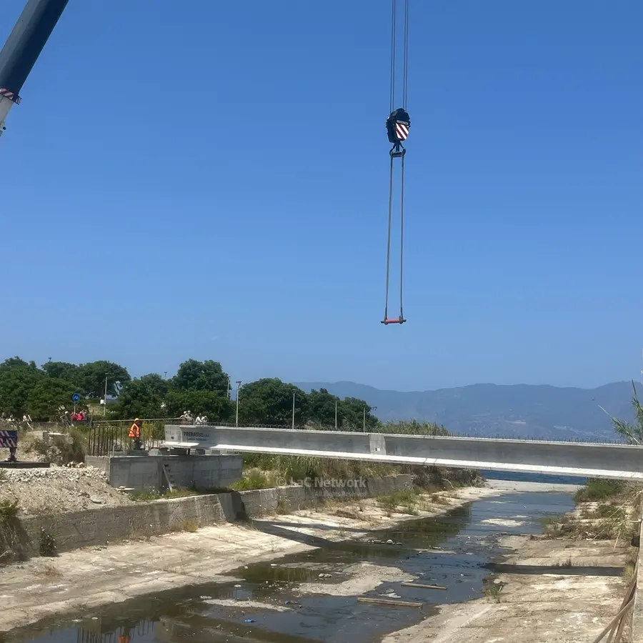 Reggio Calabria, dopo 4 anni di attesa il ponte sul torrente Calopinace prende forma:\u00A0posate le prime travi\u00A0\n