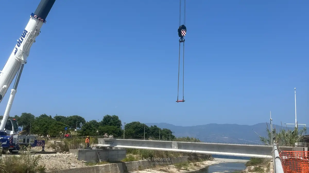 <p>La&nbsp;posa della trave centrale del costruendo ponte sul torrente Calopinace, nella zona sud di Reggio Calabria&nbsp;</p>\\n