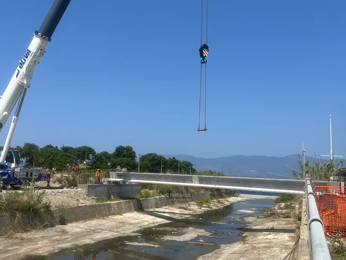 Reggio Calabria, dopo 4 anni di attesa il ponte sul torrente Calopinace prende forma:\u00A0posate le prime travi\u00A0\n