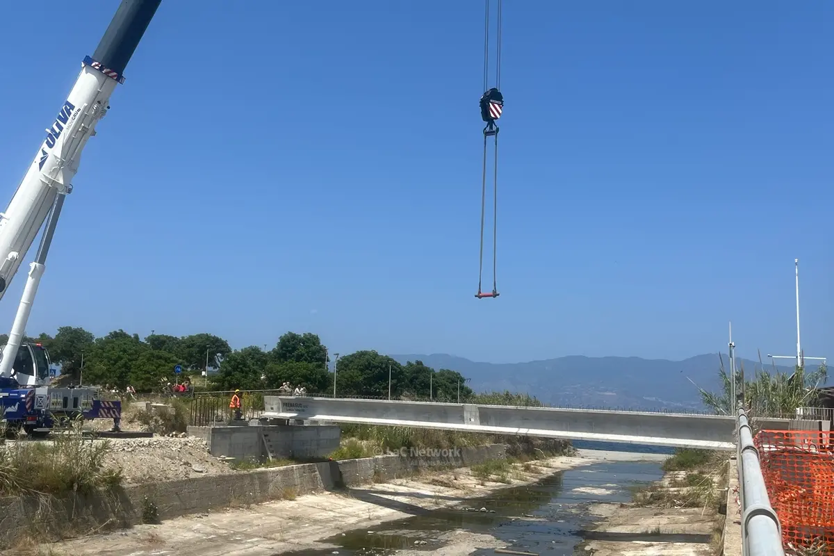 <p>La&nbsp;posa della trave centrale del costruendo ponte sul torrente Calopinace, nella zona sud di Reggio Calabria&nbsp;</p>\\n