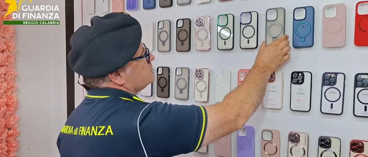 Una fabbrica del falso scoperta a Reggio Calabria, su Tik Tok pubblicizzavano i prodotti contraffatti\n