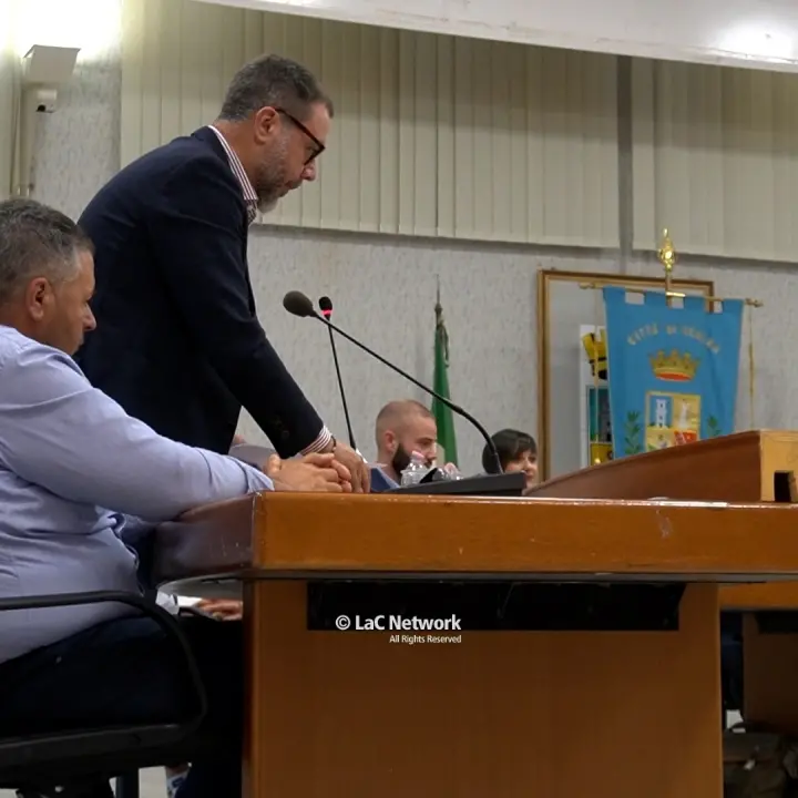 Scalea, insediamento con polemiche per il sindaco Russo: per il predecessore Perrotta era incandidabile\n
