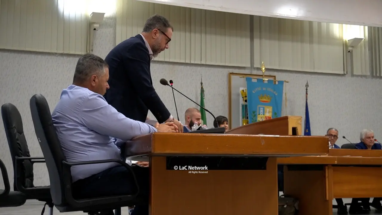 Scalea, insediamento con polemiche per il sindaco Russo: per il predecessore Perrotta era incandidabile\n