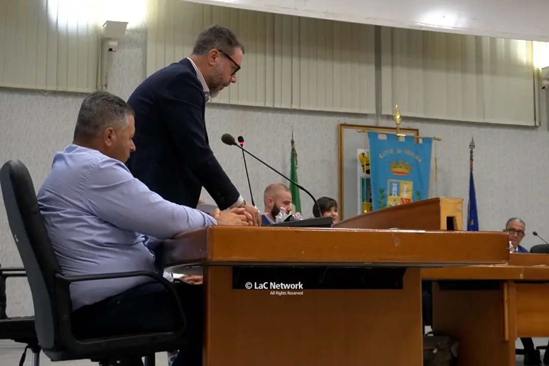 <p>Il consigliere di minoranza Giacomo Perrotta nel corso del suo intervento</p>\\n