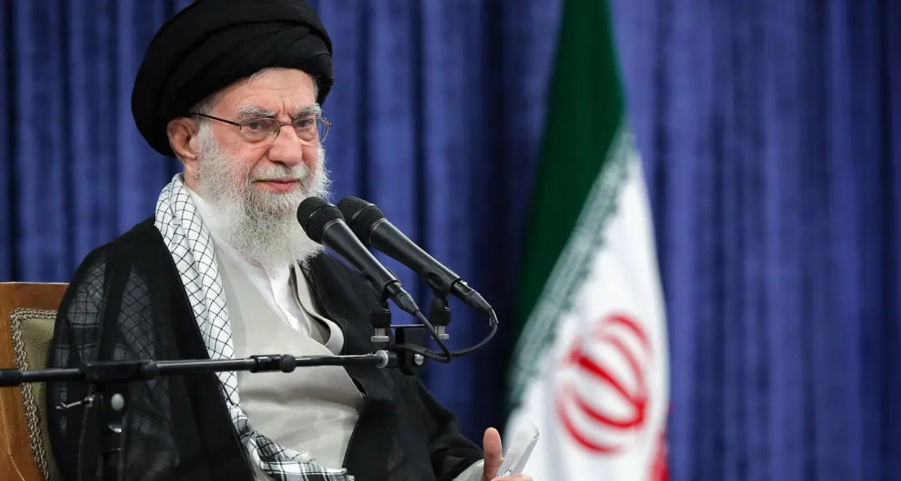 Dal velo\u00A0imposto a TikTok: l’Iran in bilico tra la teocrazia degli ayatollah e la ribellione di una generazione\u00A0\n