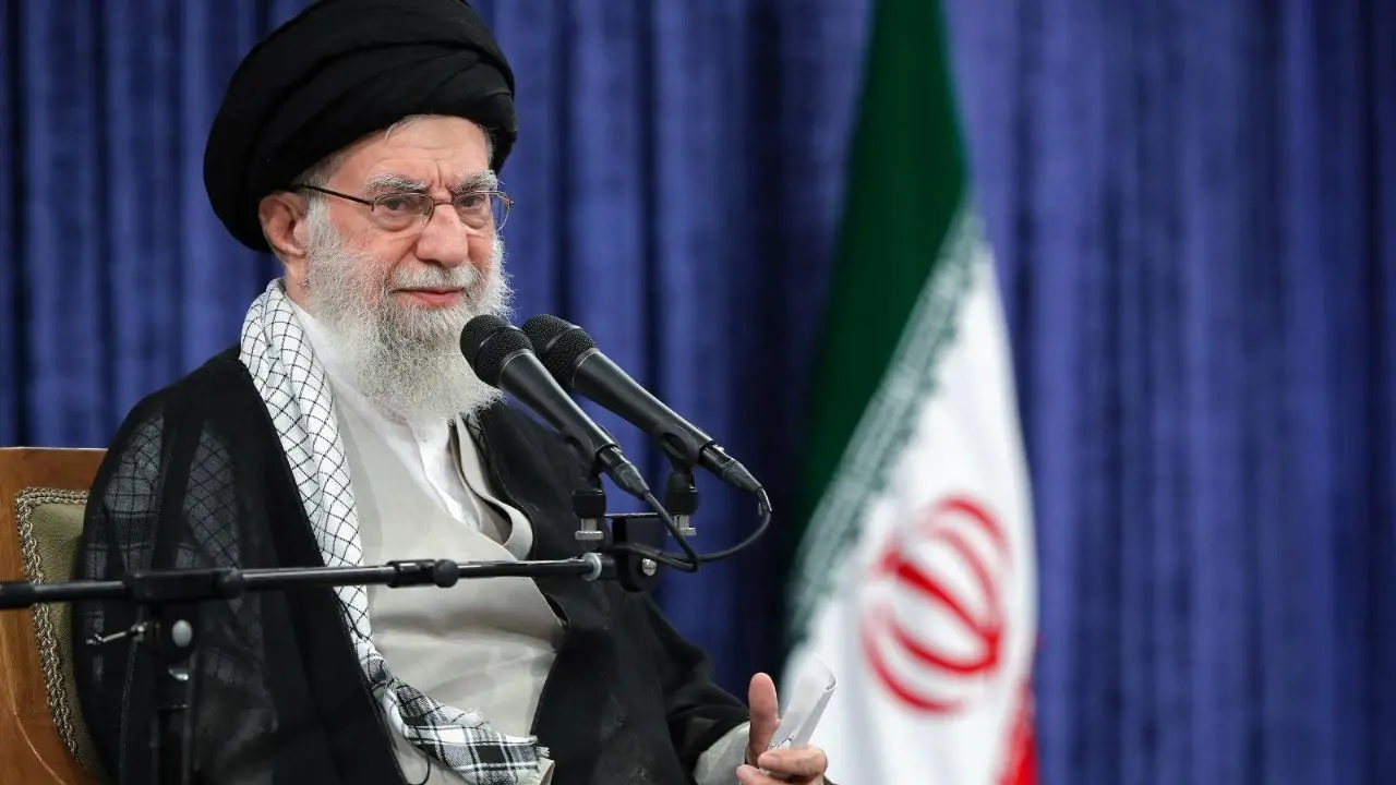 Dal velo\u00A0imposto a TikTok: l’Iran in bilico tra la teocrazia degli ayatollah e la ribellione di una generazione\u00A0\n