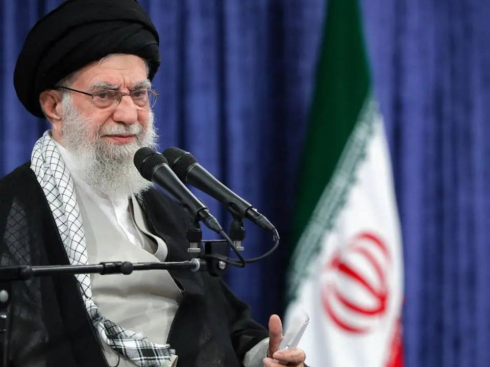 Dal velo imposto a TikTok: l’Iran in bilico tra la teocrazia degli ayatollah e la ribellione di una generazione
