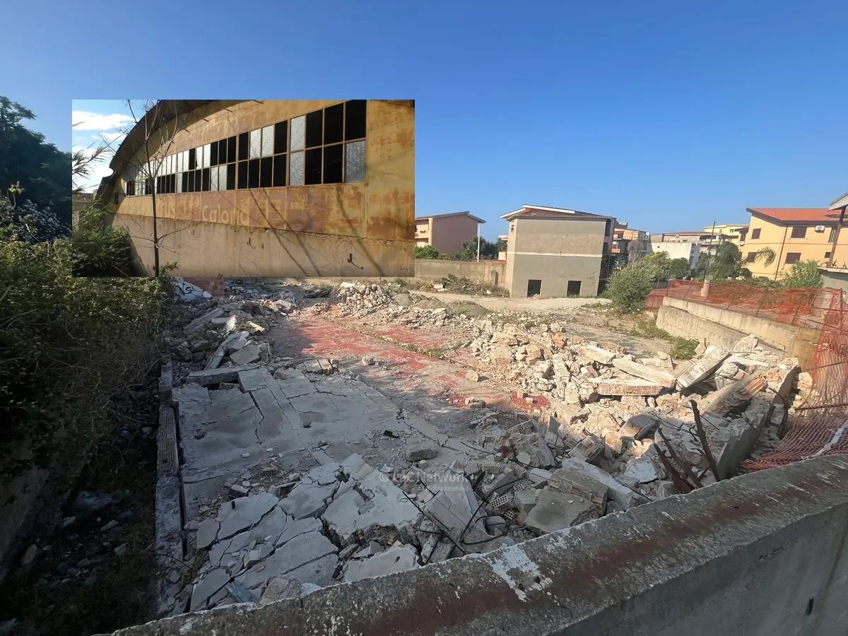 Reggio, avviata la bonifica dell’amianto nel sito dell’ex fabbrica agrumaria Italcitrus: demolito il capannone\n