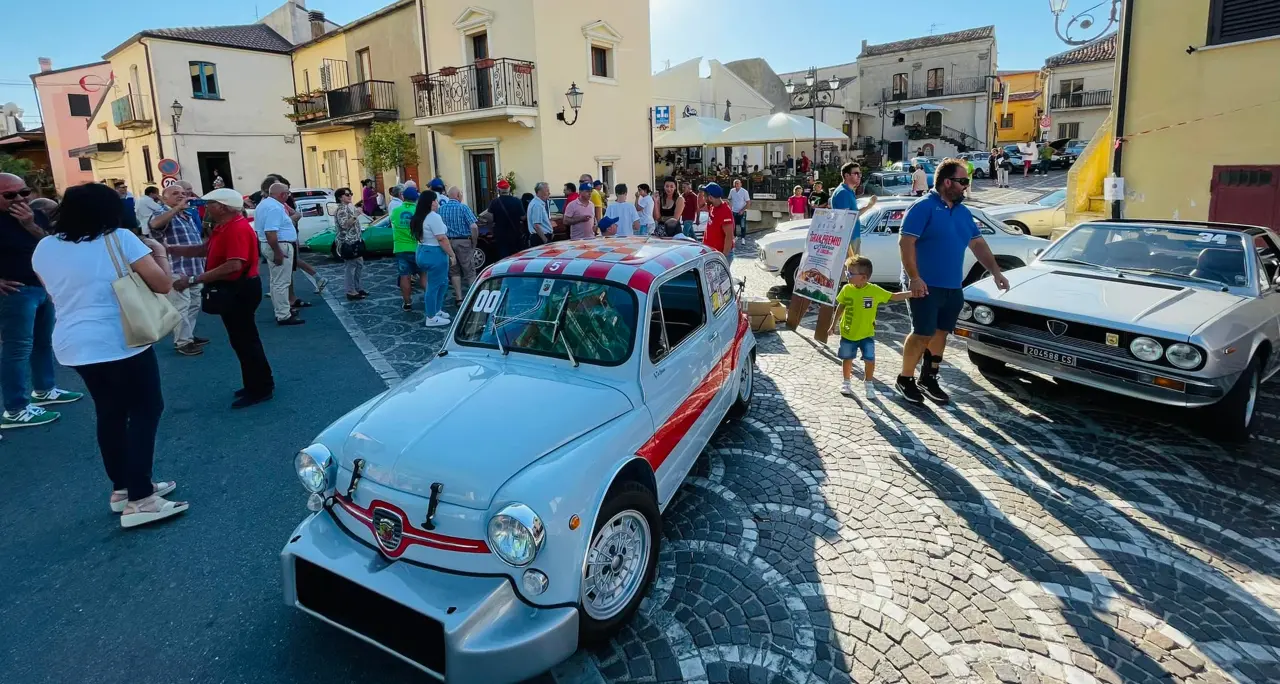 Gran premio dell’Arberia: la passione coinvolge tutti tra motori, storia e identità\n