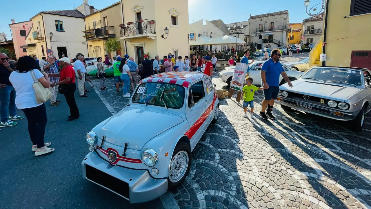 Gran premio dell’Arberia: la passione coinvolge tutti tra motori, storia e identità\n