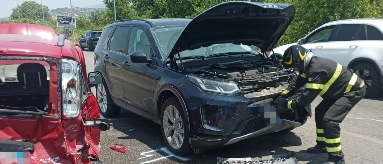 Incidente stradale tra tre autovetture a Rende: quattro feriti, uno è grave\n