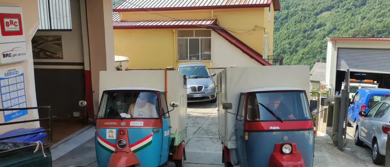 Giro d’Italia in Apecar, arriva il turno della Calabria: «Accolti con grande affetto in tutti i paesi»\n